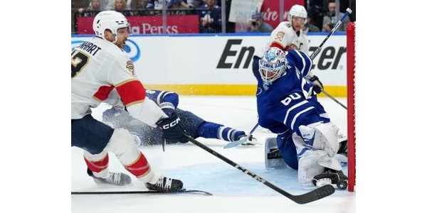 Joseph Woll hlídá poslední obrannou linii Toronto Maple Leafs